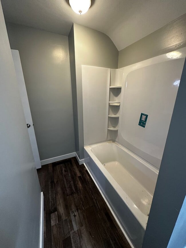 Photo - 1946 St Lawrence Ave Unit Lower