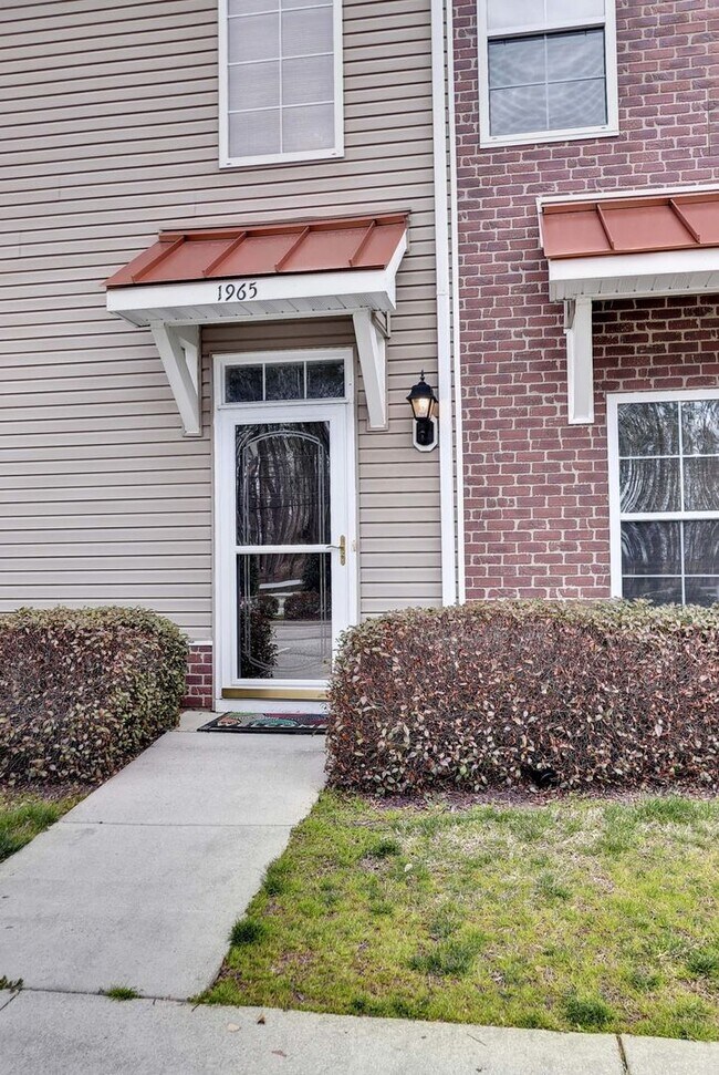 Photo - Spacious 3 Bedroom 2.5 Townhome Near Fort Eustis - Granite Kitchen & Fenced In Backyard