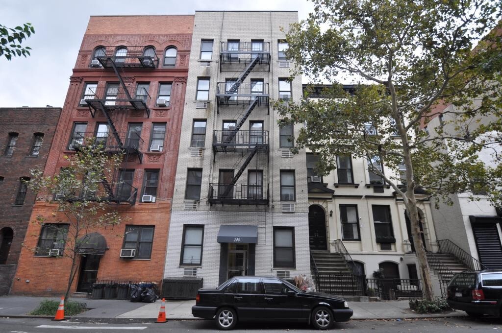 Photo - 240 E 83rd St Apartamento Unidad #2A