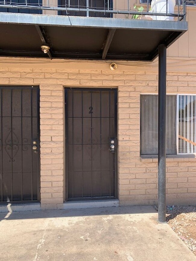 Photo - 330 W 5th Pl Unidad #2