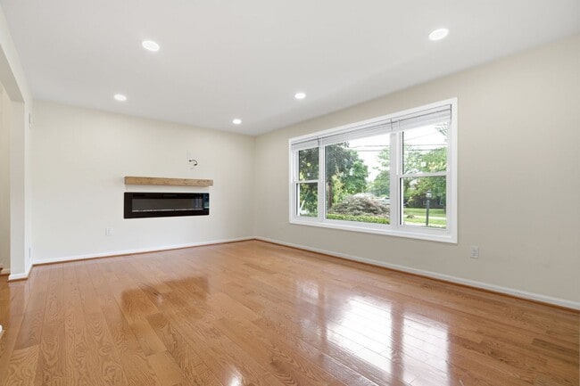 Photo - 3BD/2.5BA - Silver Spring Split Level - Move-In Ready