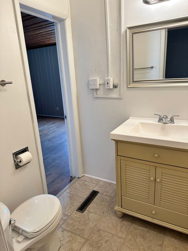 Photo - 2 Bedroom 1 Bath walking distance to downtown in Amazing Neighborhood