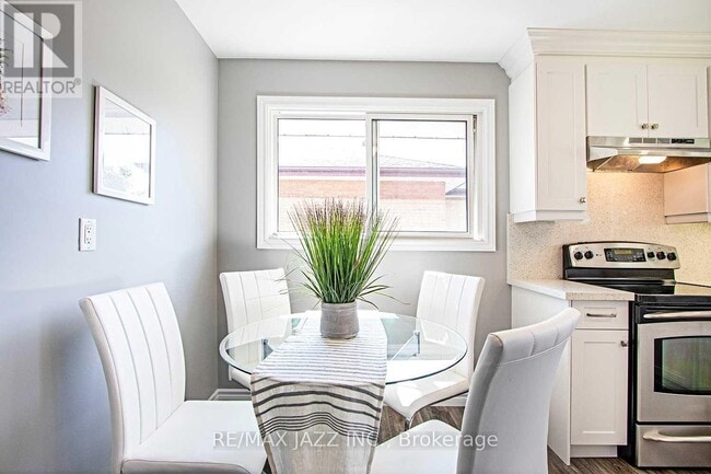 Photo - 325 Poplar St