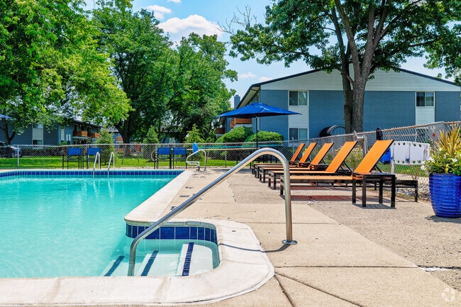 Arbor Haus community pool - Arbor Haus Apartments - Ann Arbor, MI