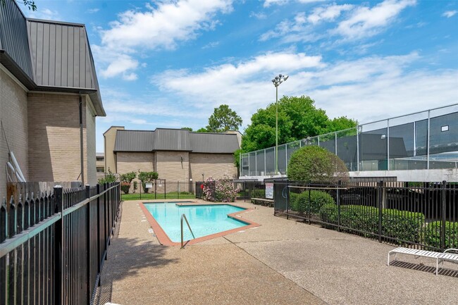 Building Photo - 8419 Hearth Dr Unit 21