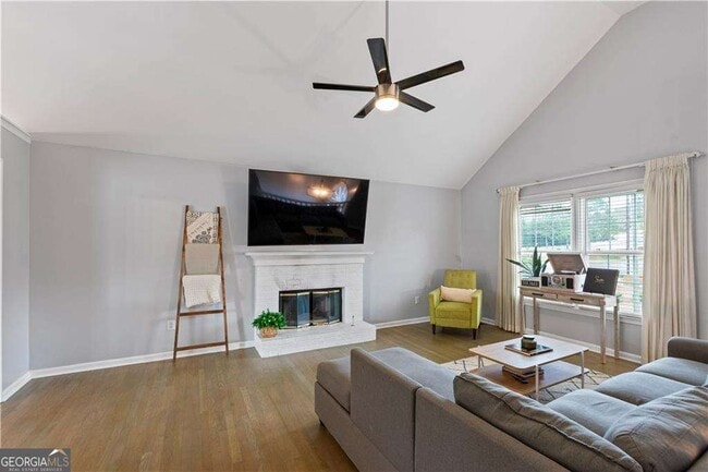 Photo - 2437 Pondside Pl NE