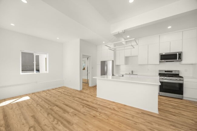 Building Photo - 3049-3051 Clement Street (1356rc) Unit 3049a