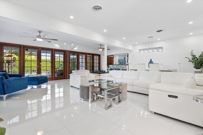 Photo - 440 N Rainbow Dr