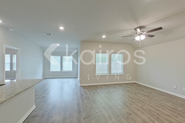 Photo - 124 Yardley Ct