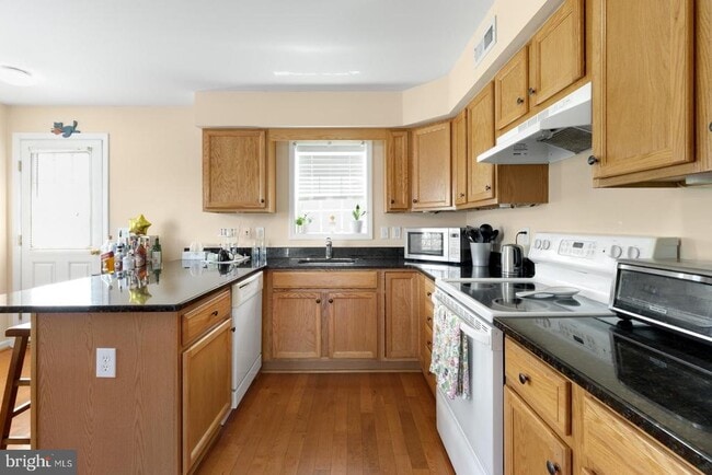 Photo - 2683 Edgemont St