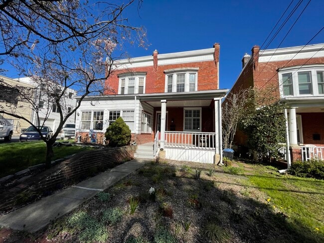 Main Pic - 303 S Olive St Casa Adosada