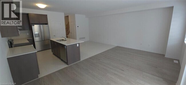 Photo - 925 Douro St