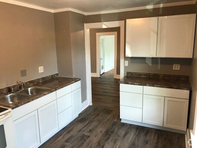 Building Photo - 214 Maple St Unit Upper Rental
