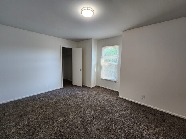 Bedroom - Pinecrest Apartments