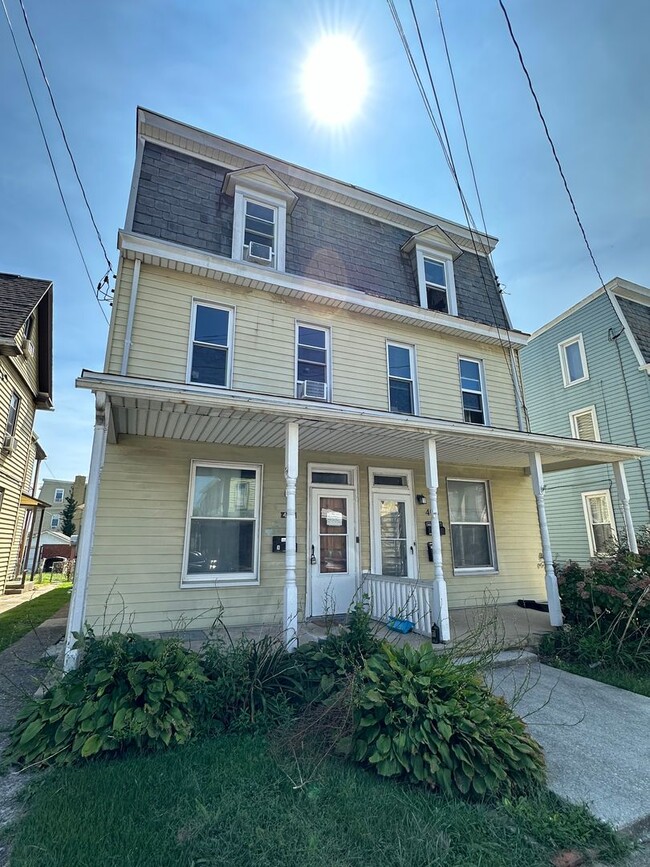 Building Photo - 404 4th St Unit apt B
