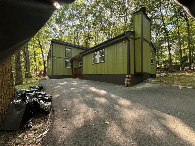 Building Photo - Beautifully remodeled 3 bedroom home in an...