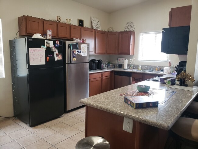 1420 E Adams St Unidad 2 5 bedroom