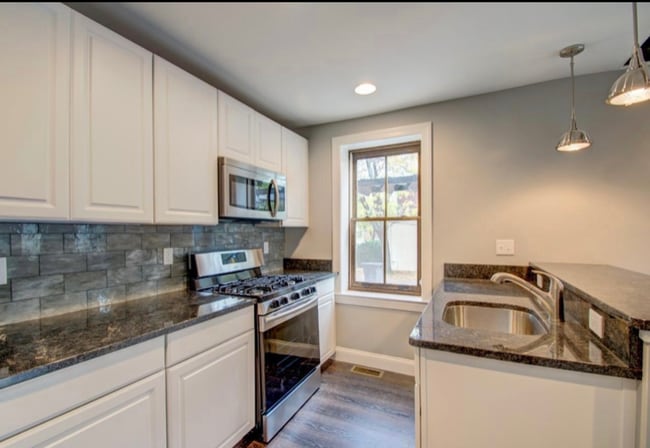 Photo - 400 W 6th St