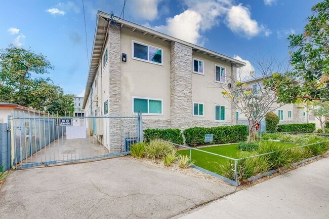 Photo - 633 W Hyde Park Blvd Unit 10