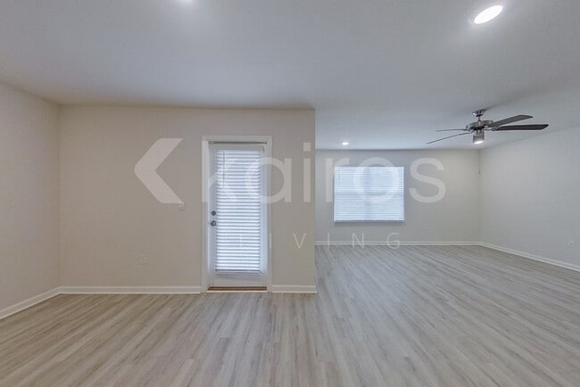 Photo - 123 Swallowtail Ln