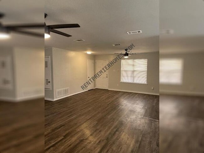 Building Photo - 2314 W Lakeview