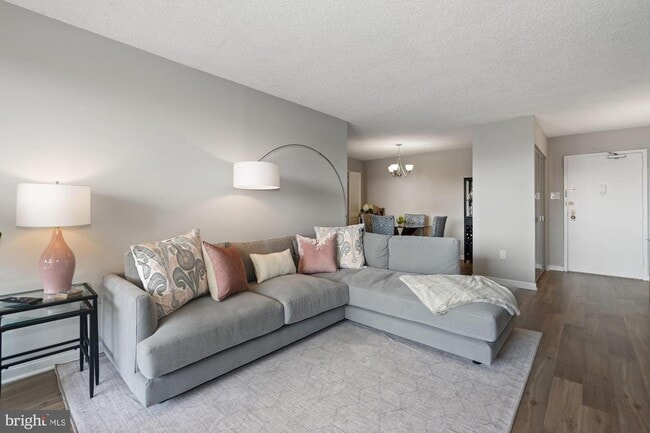 Building Photo - 5300 Holmes Run Pky Unit 1412