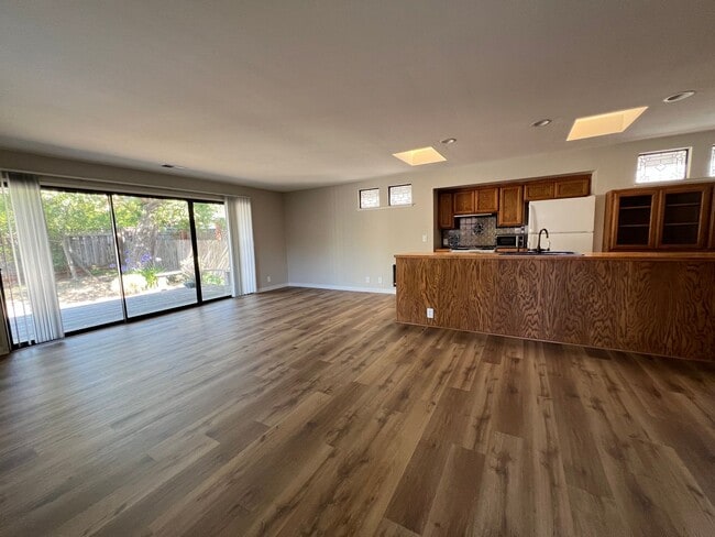 Building Photo - Charming 2-bedroom Menlo Park Cottage Rental