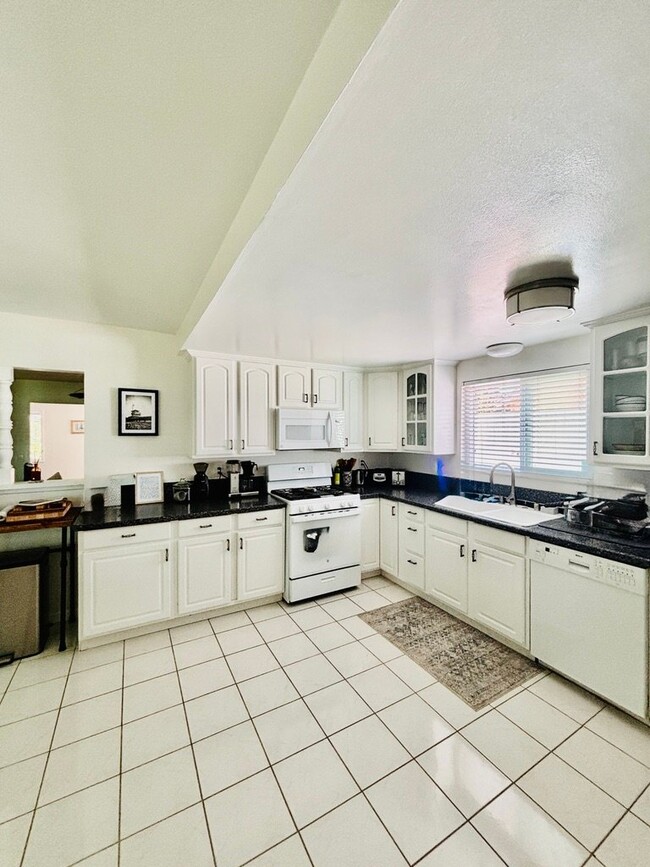 Photo - 1360 Gardenia St
