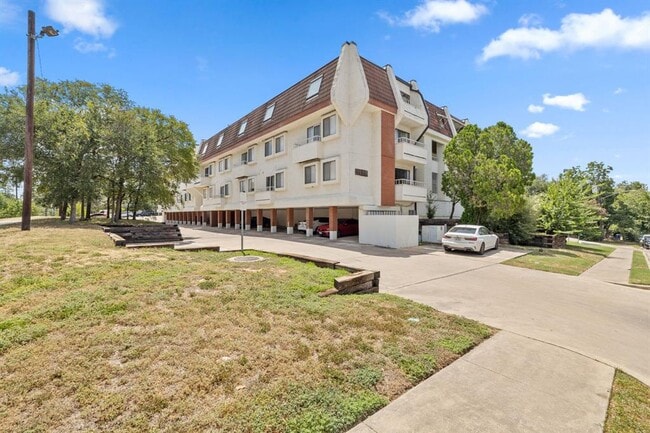 Building Photo - 3115 Helms St Unit 212