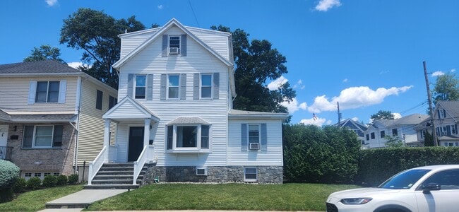 Building Photo - 33 Oak St Unit 3rd fl