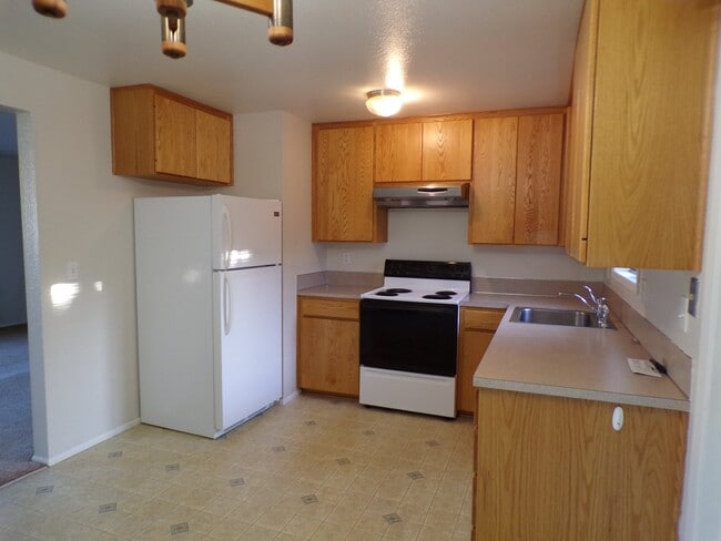 Photo - 3627 SE Geary St Unit Left side 3627