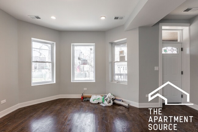 Building Photo - 3135 N Oakley Ave Unit 2