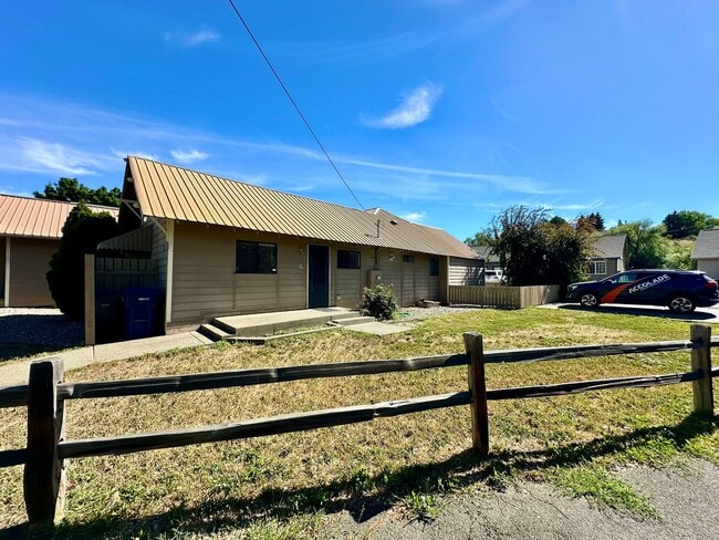 Building Photo - 1204 N Brooklane St Unit 1