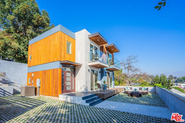 2251 Aaron St