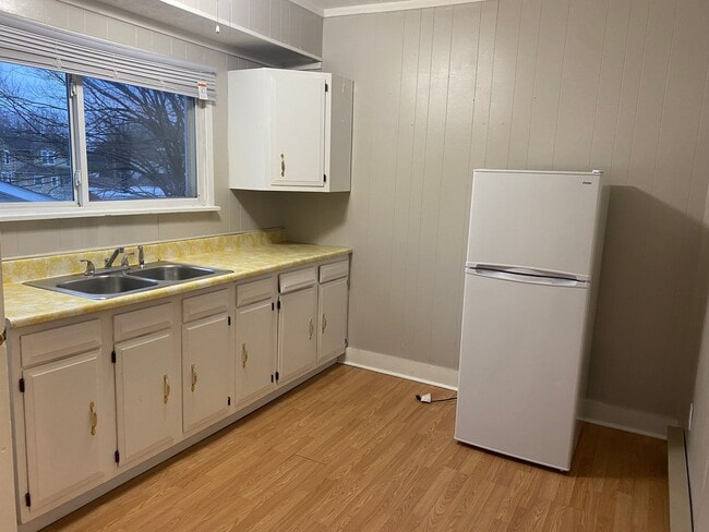 Building Photo - Upstairs One Bedroom Unit 261 1/2 Upstairs