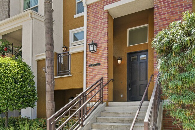 Photo - MOVE IN SPECIAL!!! Act Fast: Charming Tow... Casa Adosada