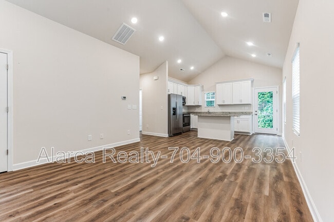 327 W Iredell Ave