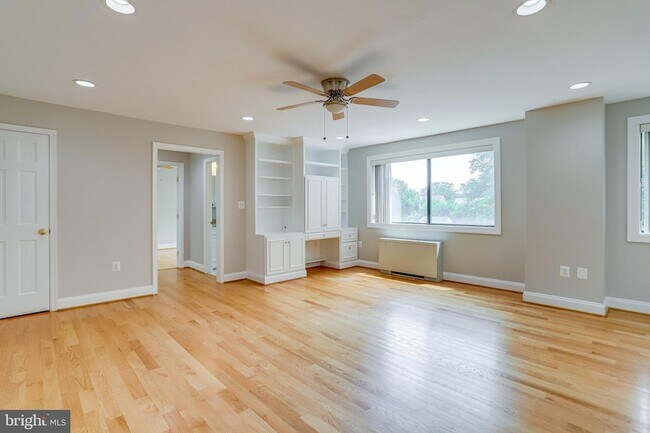 Building Photo - 3515 Washington Blvd Unit 210 Rental