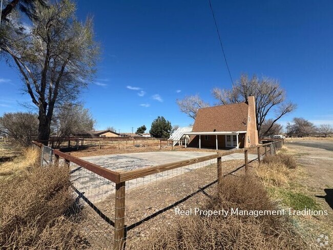 Building Photo - Cute A-frame home in Palmdale!