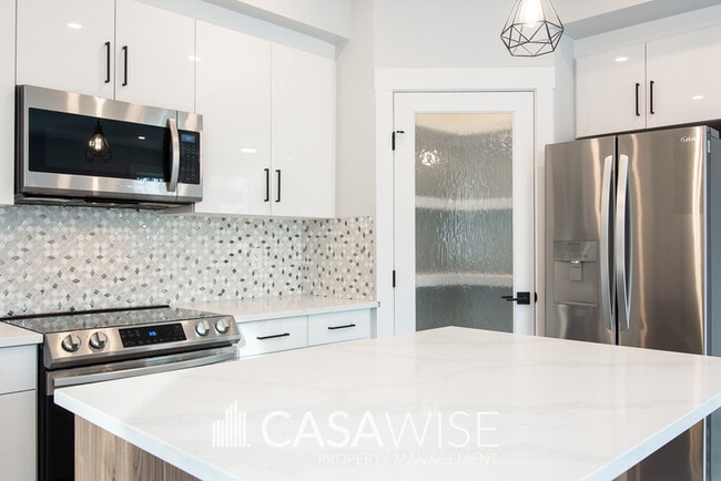 Photo - 10934-10972 72 Ave NW