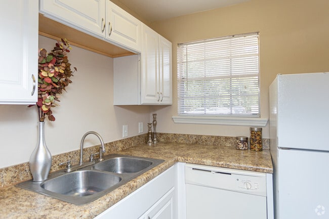 2 BR, 1 BA - 915 SF