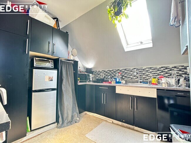 Building Photo - 72 Antwerp St Rental