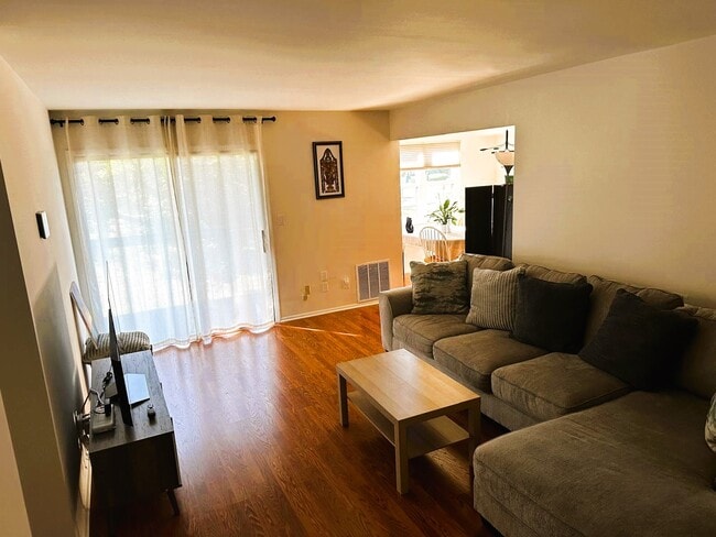 Living room view 1 - 1424 Country Mill Dr Unit #1400 Building