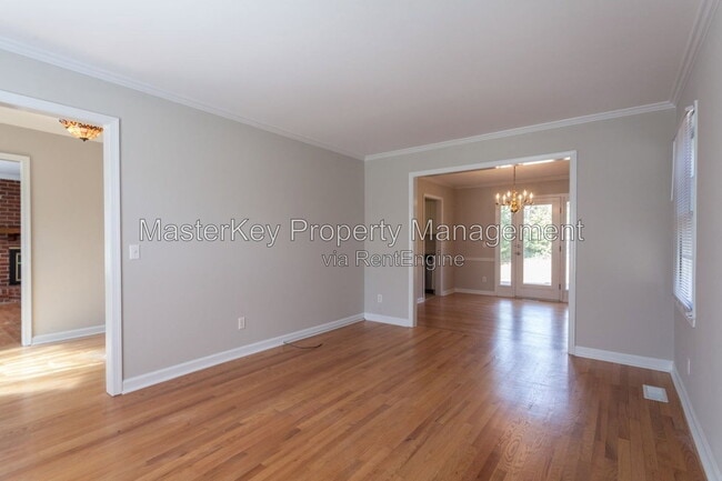Photo - 702 Buckingham Rd