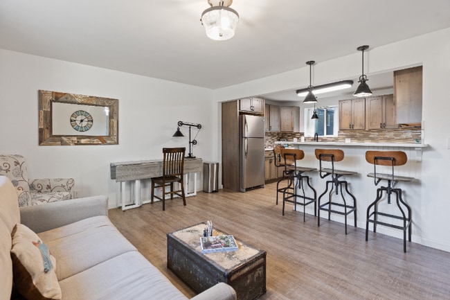 Photo - 1019 2nd St W