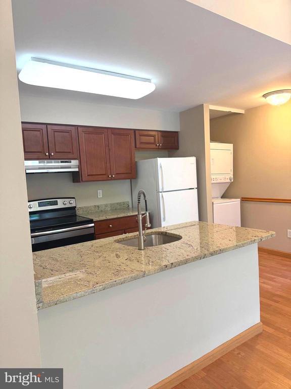 Photo - 258 Barclay Ct