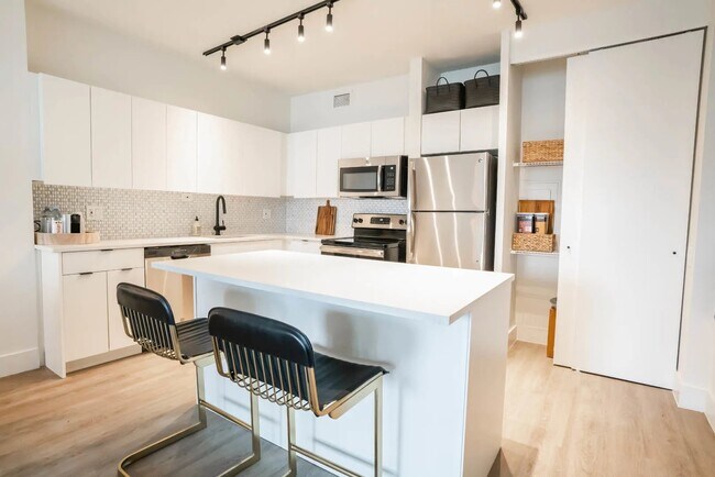 33 E Chestnut St Unit 17G