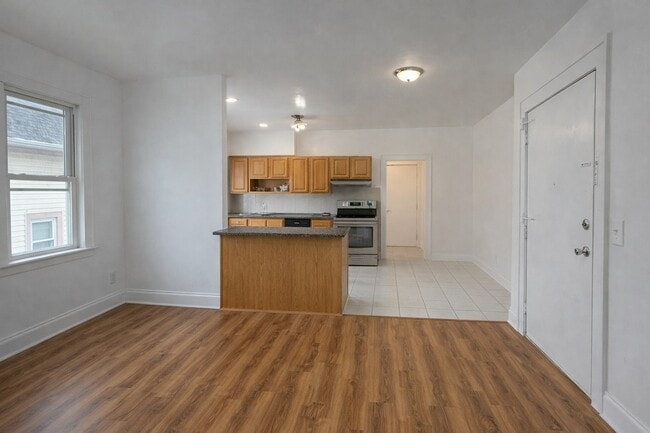 Sala de estar/cocina - 202 S Stiles St Unidad 2L