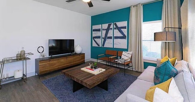 Photo - Now Offering Up to 8 Weeks Free Rent! Unidad CYCR