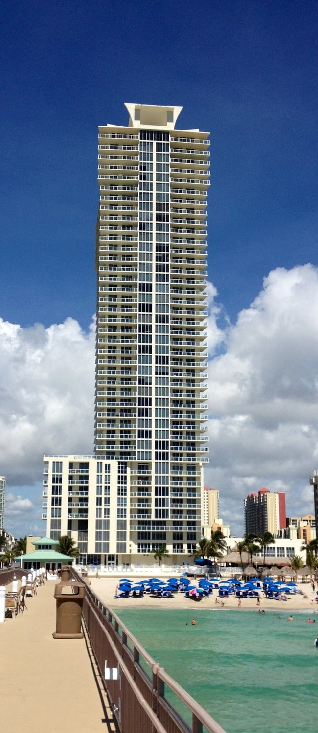 La Perla view from the fishing pier - 16699 Collins Ave Unit 1205